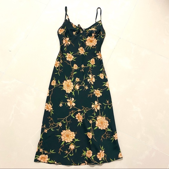 UO Betsy Satin Tie-Front Midi Green Floral Dress - Picture 5 of 7